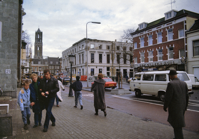 853568 Gezicht op het uitgebrande gebouw voor Kunsten en Wetenschappen (Mariaplaats 27) te Utrecht.